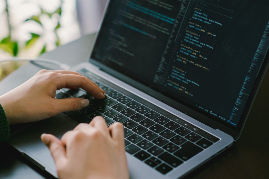 ホームページをコーディングする作業