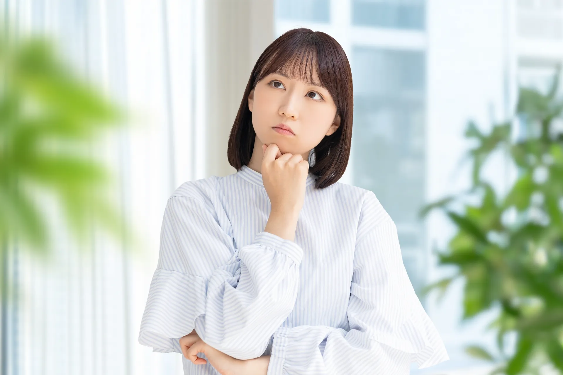 ホームページを作るか悩む女性