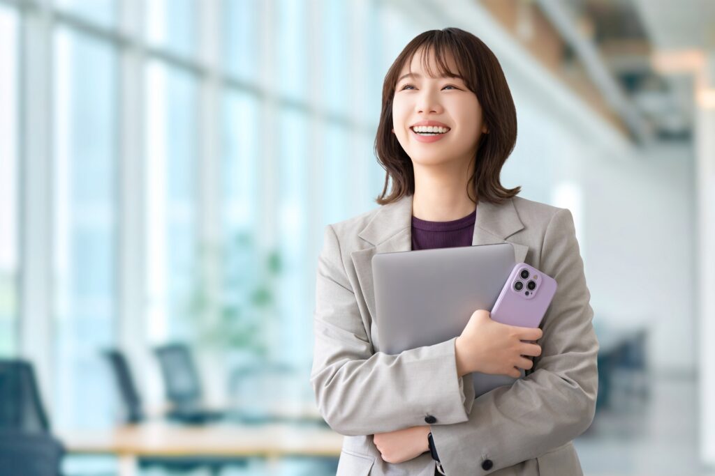 お手頃価格でホームページを制作できて喜ぶ女性