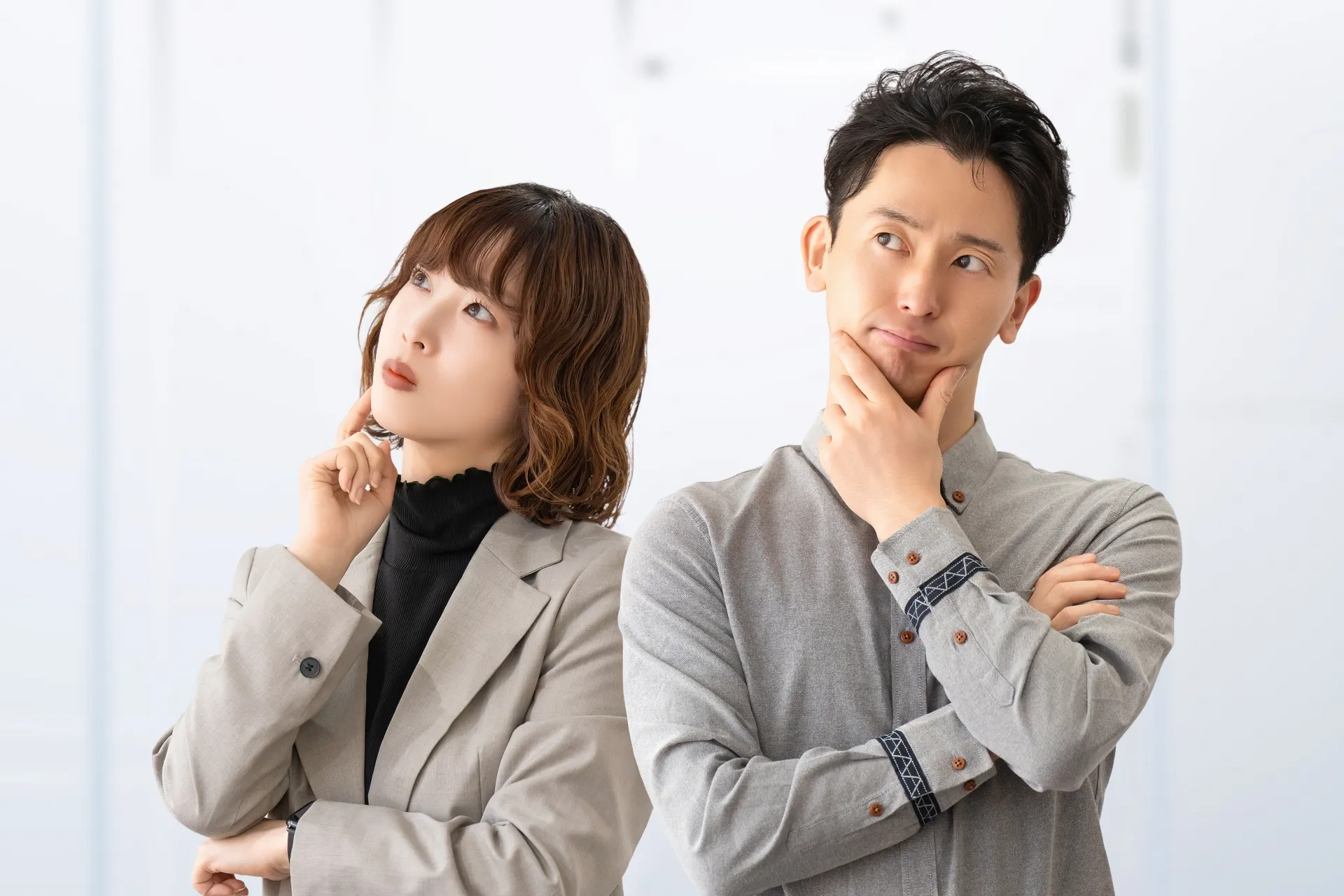 ホームページの制作費用で悩む男女