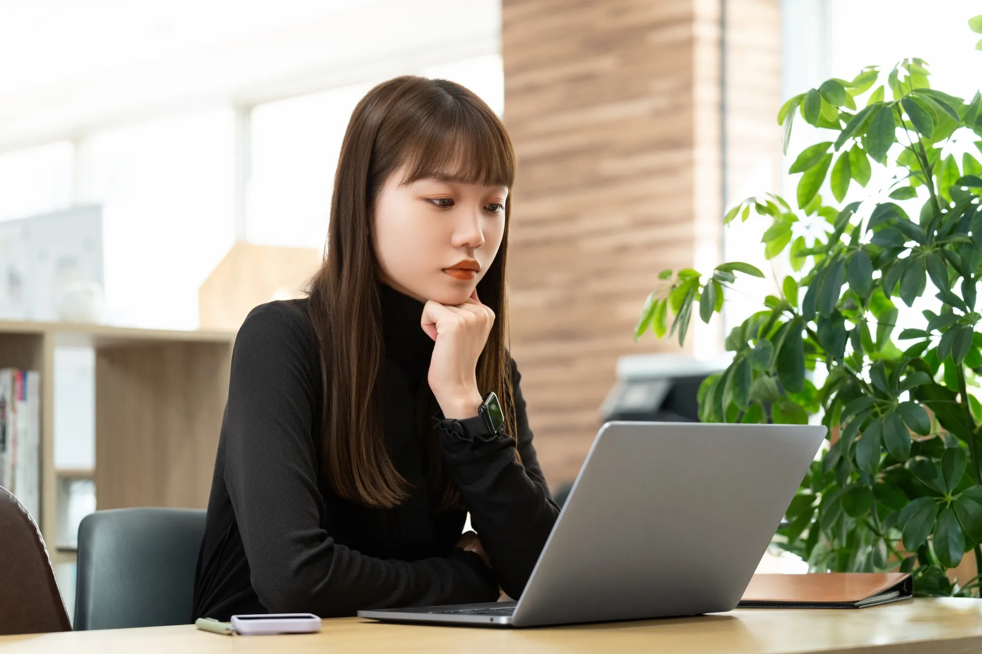 公開されたWEBサイトを閲覧する女性